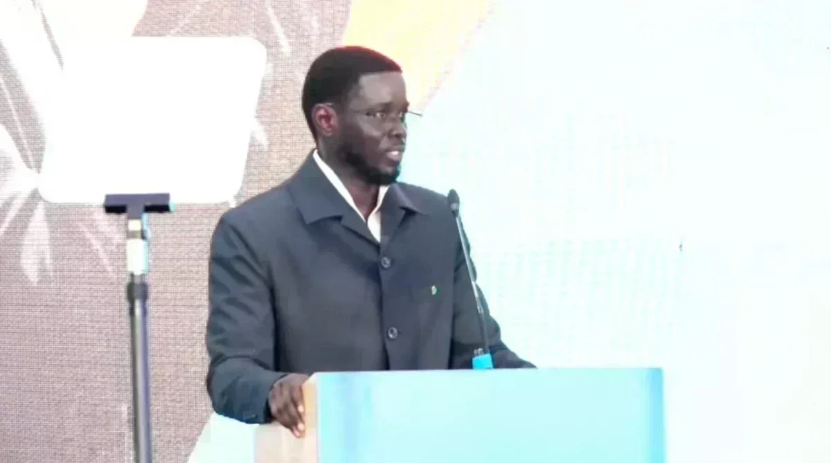 Le président Bassirou Diomaye Faye s'exprime lors d'un discours politique au Sénégal