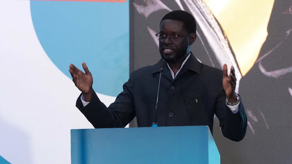 Le président Diomaye Faye présente le parti Kiiraay devant une foule de supporters