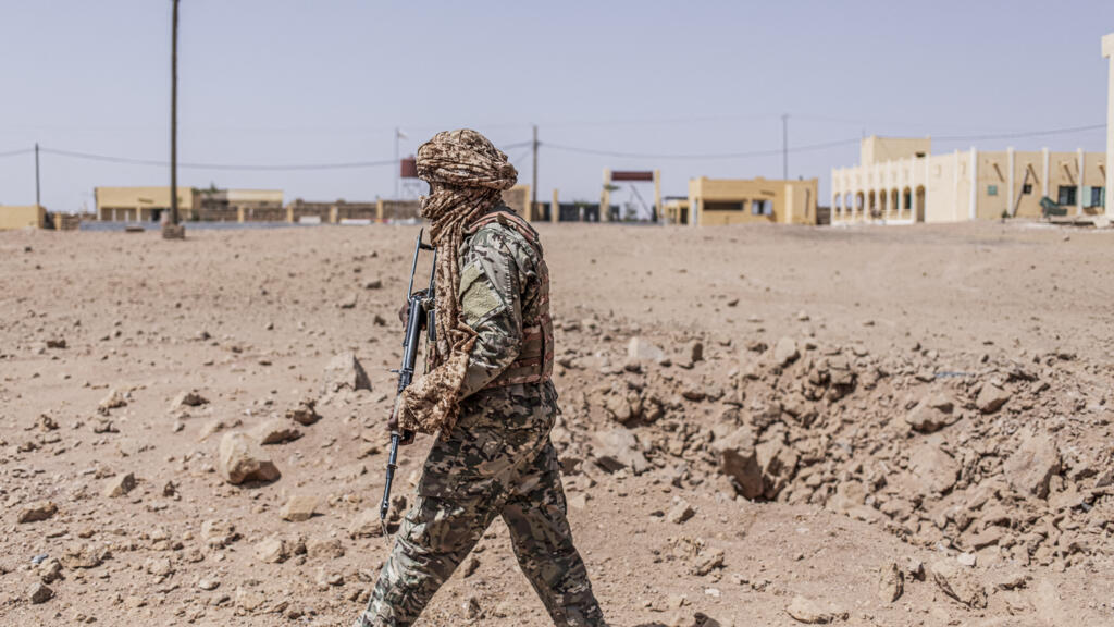 Un soldat du Front national de libération de l'Azawad inspecte, le 14 mai 2026, le site d'un cratère causé par un bombardement aérien des Forces armées maliennes à Kidal.