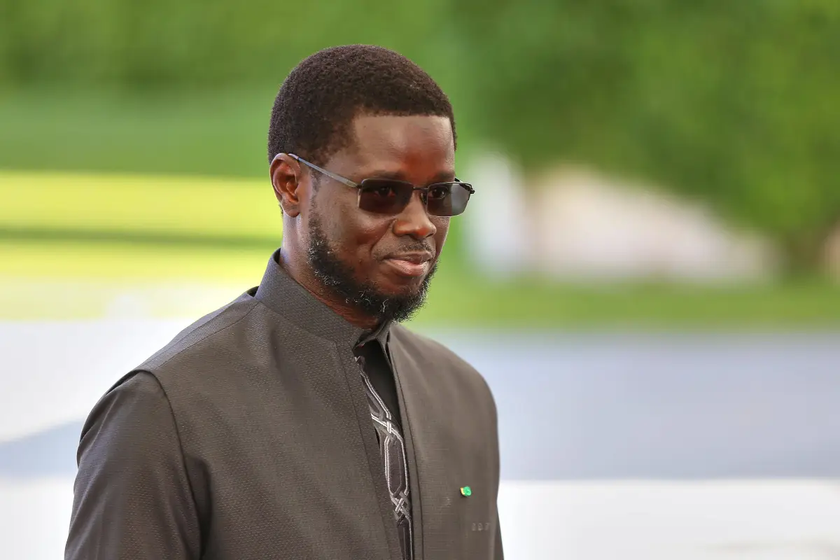 Le président Bassirou Diomaye Faye et le président malien Assimi Goïta lors d'une réunion au Sahel