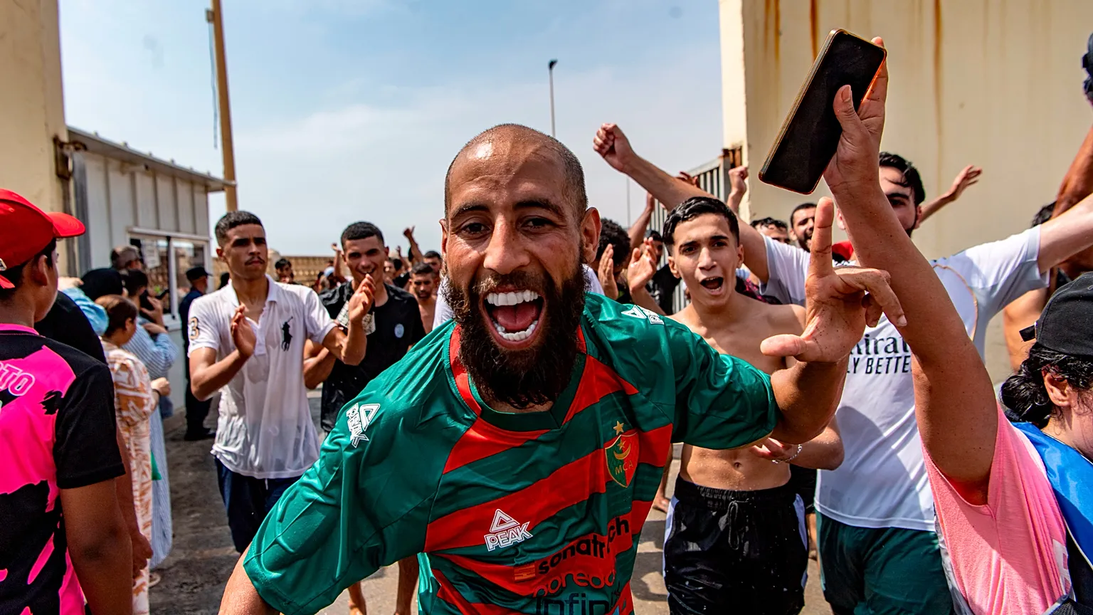 Des migrants franchissent la frontière marocaine vers l'enclave espagnole de Ceuta, jeudi 30 juillet 2026. (Photo AP/Antonio Sempere)