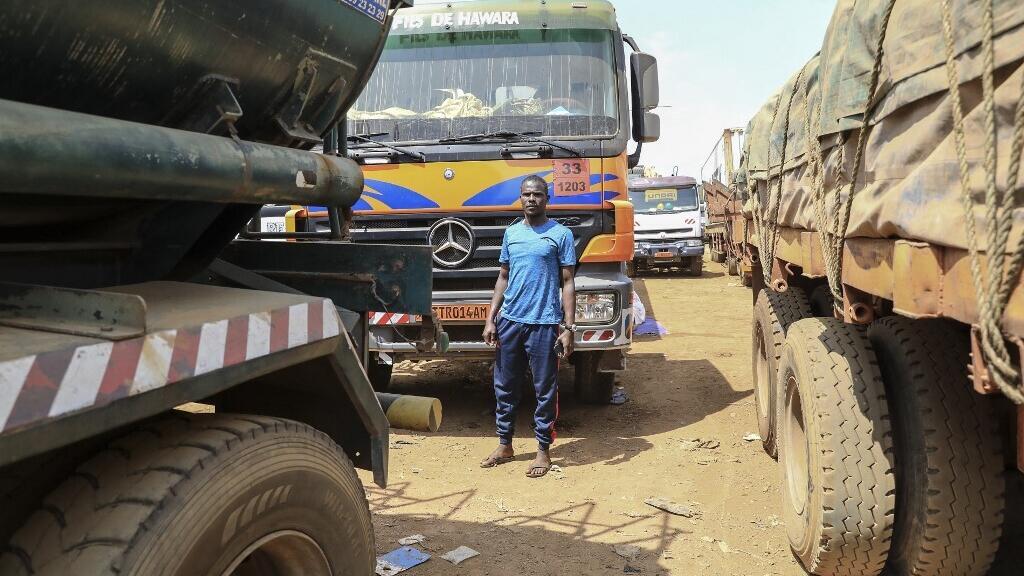 File d'attente de camions sur la route reliant Douala et Bangui, illustrant l'importance du corridor économique