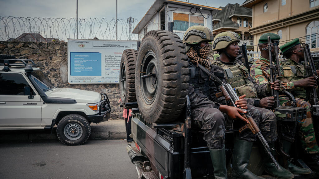 Des soldats de l'AFC/M23 patrouillent près du laboratoire Rodolphe Mérieux à Goma, dans l'est de la RDC.