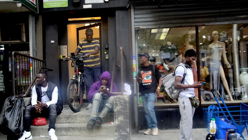 Manifestation de migrants devant un tribunal à Yaoundé