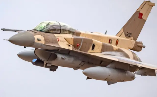 Un avion de chasse F-16 marocain, symbole de la coopération militaire entre le Maroc et les États-Unis