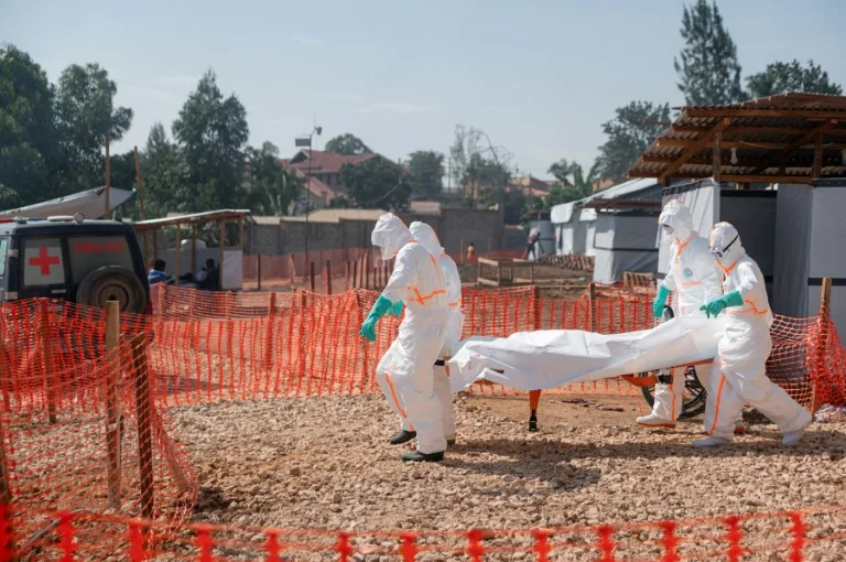 Soignant en tenue de protection contre Ebola en RDC