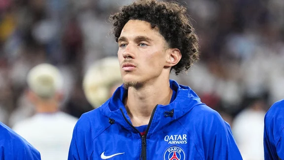 Maghnes Akliouche avec le maillot du PSG lors de son premier match