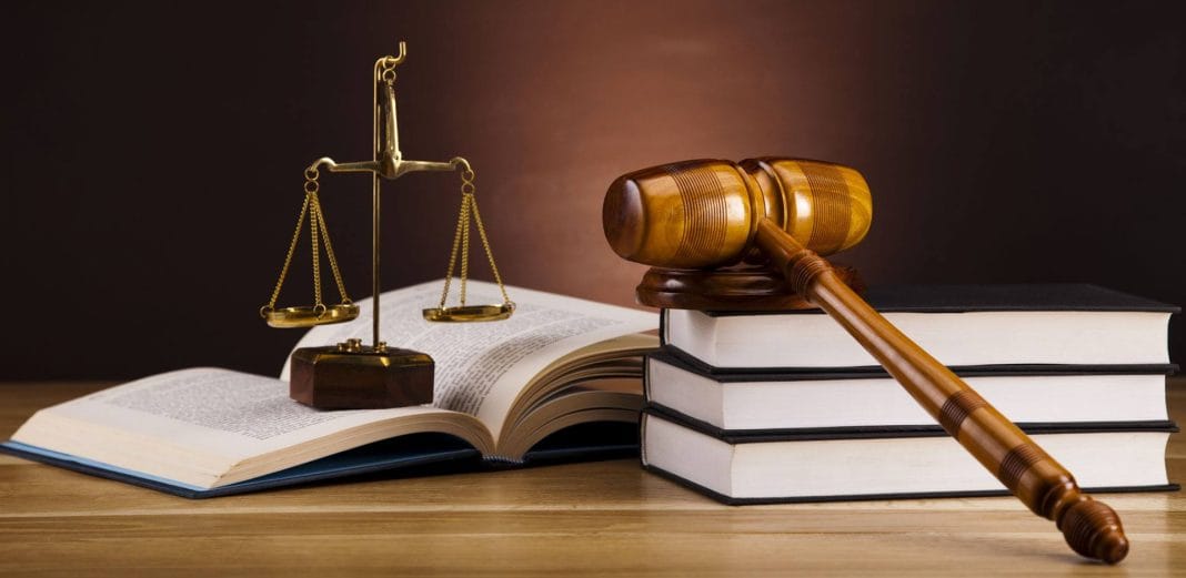 Balance de la justice symbolisant l'équité judiciaire