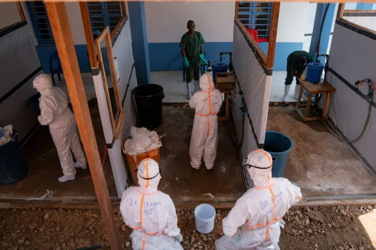 Infirmier en tenue de protection contre Ebola en RDC