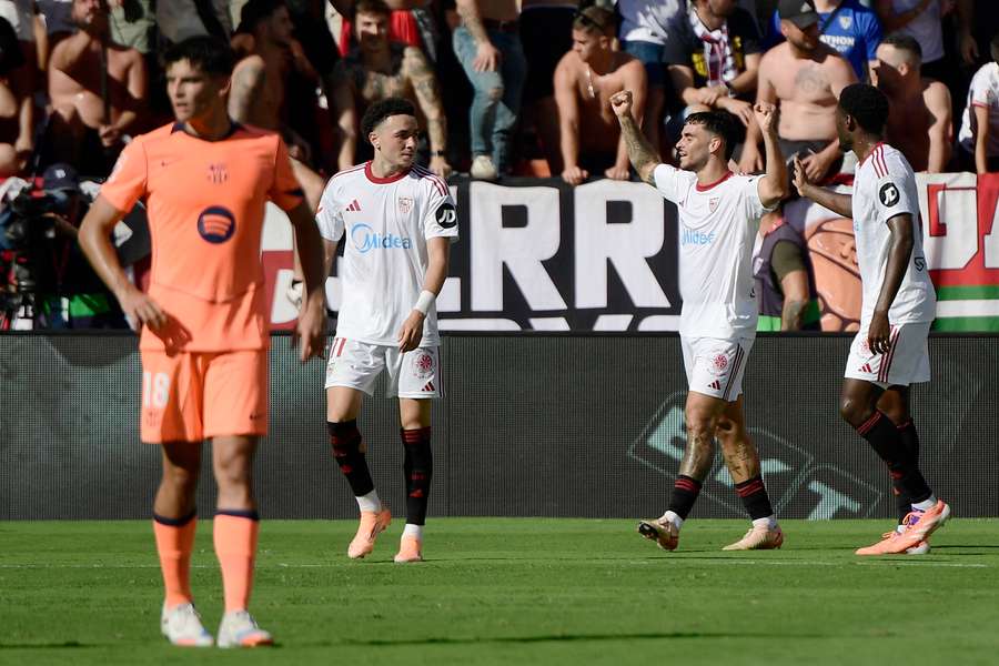 Isaac Romero célèbre son but lors de la victoire du FC Séville contre Barcelone (4-1) au Ramón Sánchez-Pizjuán, en octobre 2025.