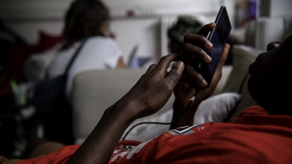 Les étals de téléphones en vente à Yaoundé reflètent les tensions générées par la réforme douanière
